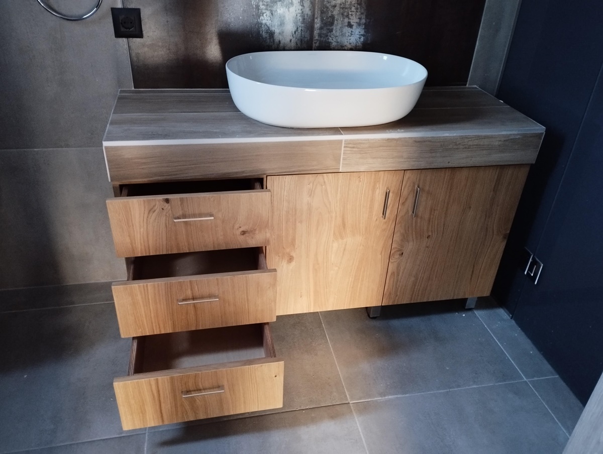 ξύλινο έπιπλο κάτω απο τον νιπτήρα