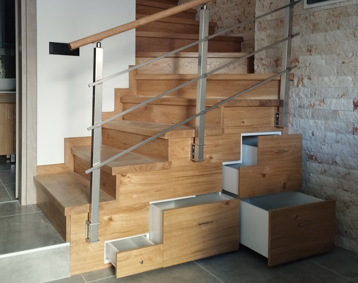 ξύλινες σκάλες ξύλινη κουπαστή συρτάρια κάτω απο τις σκάλες