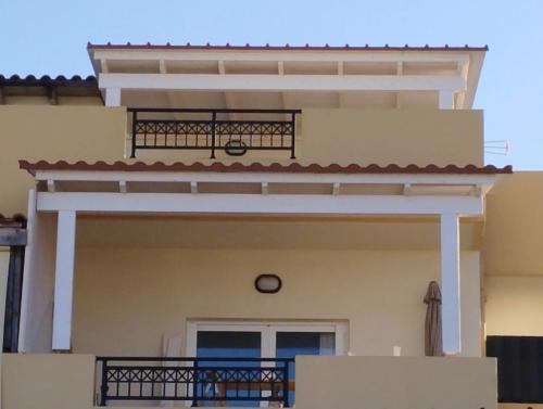 afoi anamourlou ksilini pergola kriti 1